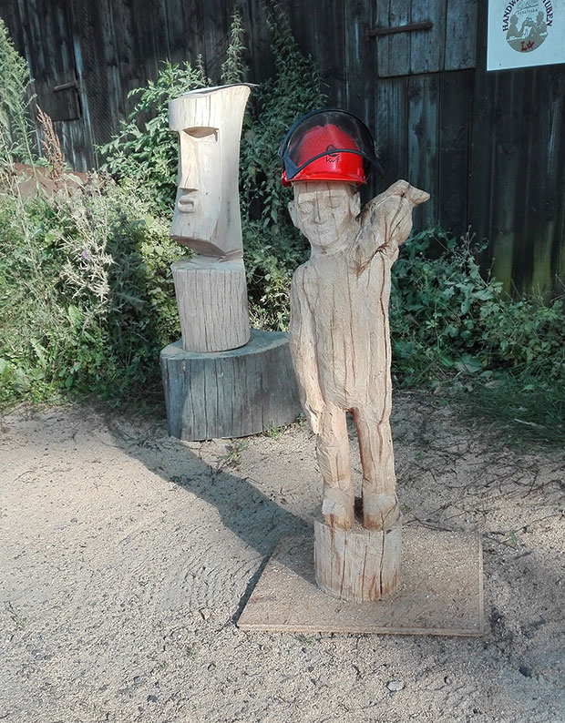 Holzskulptur – mit Klöpfel, Beitel und Kettensäge